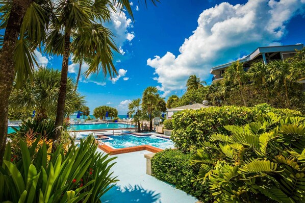 House - Atlantic Paradise by Avantstay Great Location w Balcony Outdoor Dining Shared Pool Hot Tub (Key West)