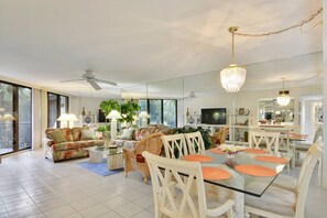 House - Atlantic Paradise by Avantstay Great Location w Balcony Outdoor Dining Shared Pool Hot Tub (Key West)