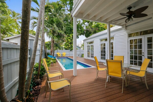 3 bedrooms - Lighthouse Villa by Avantstay Walk to Southernmost Point w Private Pool Patio Month Long Stays (Key West)