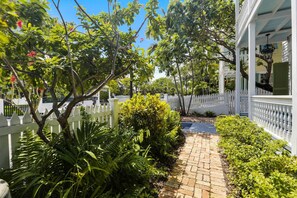 3 bedrooms - Lighthouse Villa by Avantstay Walk to Southernmost Point w Private Pool Patio Month Long Stays (Key West)