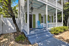 3 bedrooms - Lighthouse Villa by Avantstay Walk to Southernmost Point w Private Pool Patio Month Long Stays (Key West)