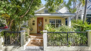 House | 2 bedrooms - La Casita by Avantstay Steps to Duval Street in Key West Month Long Stays Only (Key West)