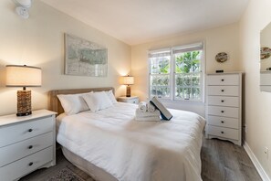 House | 2 bedrooms - Conch Adventure by Avantstay Great Location w Patio Outdoor Dining and Shared Pool Week Long Stays (Key West)