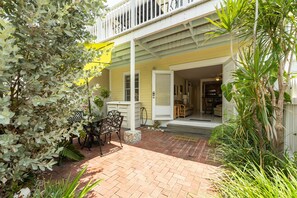 House | 2 bedrooms - Conch Adventure by Avantstay Great Location w Patio Outdoor Dining and Shared Pool Week Long Stays (Key West)