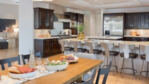 House - Casa Palmera by Avantstay Entertainer s Oasis w Guesthouse (Indio)