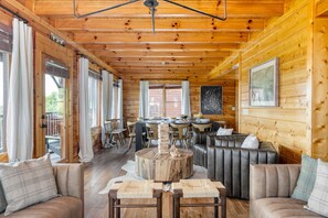 House | 9 bedrooms - Delmont by Avantstay Sleeps 20 Expansive Views in a Cabin Community (Sevierville)