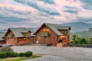 House | 9 bedrooms - Delmont by Avantstay Sleeps 20 Expansive Views in a Cabin Community (Sevierville)