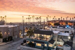 A coastal residential area with a mix of single and multi-story buildings, some with balconies. - Sea Sight by Avantstay Walk to Newport Beach (Newport Beach)