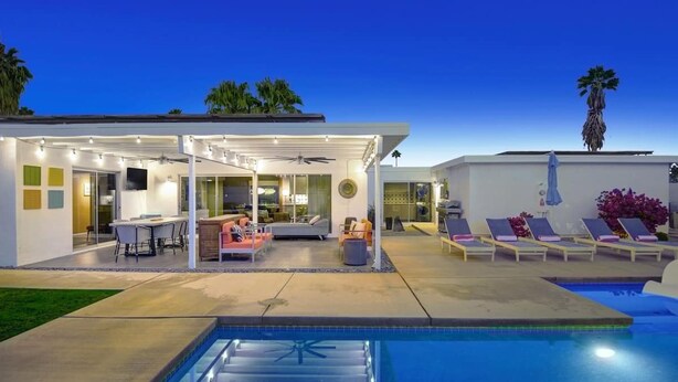 A modern house with a pool, outdoor seating, and a covered patio area. - Biskra by Avantstay Classic Palm Springs Getaway W Outdoor Living Pool Permit 4869 (Palm Springs)
