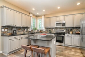 House - Ponderosa Pines by Avantstay Gorgeous Deck 10 Mins From Central Bend Family Friendly (Bend)