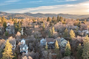 3 bedrooms - Blue Spruce by Avantstay Cozy Home w Dual Decks (Lake Arrowhead)