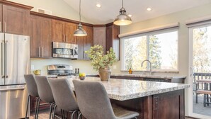 Unclassified image, 3 of 43, button - Blue Spruce by Avantstay Cozy Home w Dual Decks (Lake Arrowhead)