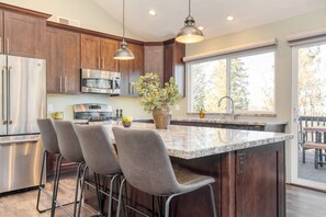 3 bedrooms - Blue Spruce by Avantstay Cozy Home w Dual Decks (Lake Arrowhead)