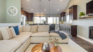 Unclassified image, 5 of 43, button - Blue Spruce by Avantstay Cozy Home w Dual Decks (Lake Arrowhead)