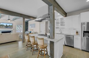 House | 5 bedrooms - 3704 Cameron by Avantstay Pool Bar Multiple Balconies (Isle of Palms)