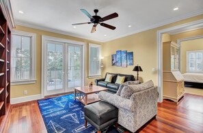 House | 6 bedrooms - 13 57th Avenue by Avantstay Rooftop Decks Pool (Isle of Palms)