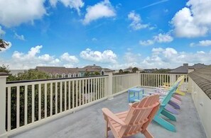House | 6 bedrooms - 13 57th Avenue by Avantstay Rooftop Decks Pool (Isle of Palms)