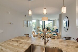 Apartment - 208 B Shipwatch by Avantstay Ocean Views Close to Beach Community Pool (Isle of Palms)