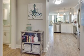 Apartment - 208 B Shipwatch by Avantstay Ocean Views Close to Beach Community Pool (Isle of Palms)