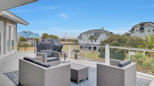 House - 4 46th Avenue by Avantstay Pool Views Deck (Isle of Palms)