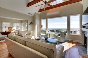 House | 4 bedrooms - 10 Surf Lane by Avantstay Beach Access w Community Pool Access (Isle of Palms)