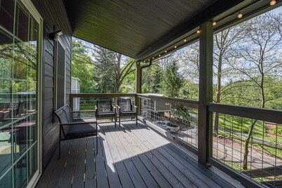 Plum Perfect Hideaway by Avantstay Near Downtown