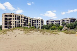 Apartment | 3 bedrooms - 311 Summerhouse by Avantstay Beach Views Access to Community Pool (Isle of Palms)