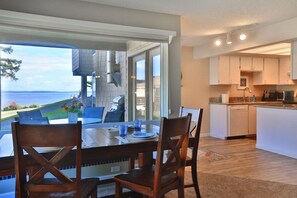 House | 2 bedrooms - Beachfront Condo - Mutiny Bay by Avantstay Views (Freeland)