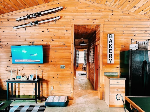 Cozy 2-bedroom cabin in welcoming Sangerville with WiFi