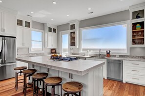 House - 502 Ocean Blvd by Avantstay Beachfront w Pool Ocean Views (Isle of Palms)