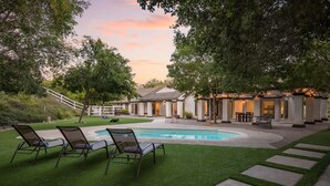 A backyard with a swimming pool, lounge chairs, and a covered patio area. - Quarter Horse by Avantstay Countryside Retreat (Temecula)