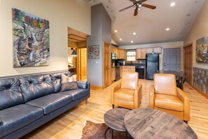 House - Among the Clouds by Avantstay Views Hot Tub (Candler)