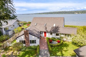 House | 3 bedrooms - Colonial by the Sea by Avantstay Waterfront View (Langley)