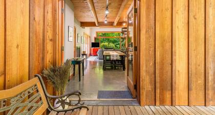 Rhythm Waters by Avantstay Garden Paradise Pond