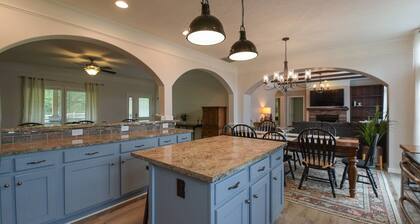 Riverside Ranch by Avantstay Mins to Downtown