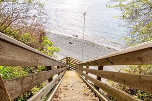 House | 4 bedrooms - Westside Waterfront View Home - Avantstay Hot tub (Greenbank)