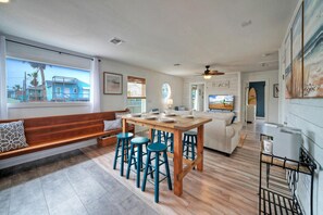 Apartment | 2 bedrooms - Peyton s Place by Avantstay 2 Blocks to Beach (Port Aransas)