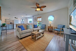 Apartment | 2 bedrooms - Peyton s Place by Avantstay 2 Blocks to Beach (Port Aransas)