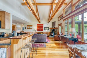 House - Goss Lake Chalet by Avantstay Lakefront w Dock (Langley)