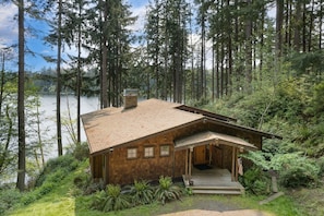 2 bedrooms - Goss Lake Chalet by Avantstay Lakefront w Dock (Langley)