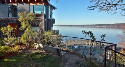 Langley Waterfront Condo by Avantstay A Views