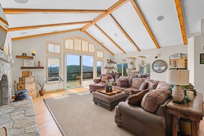 House | 4 bedrooms - Sky Canyon Lodge by Avantstay Views Hot Tub (Lake Arrowhead)