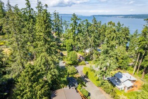 Room - Mid-century Beach Cabin by Avantstay Walk to Beach (Coupeville)