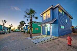 House | 3 bedrooms - Bluetique Hotel by Avantstay Yard Shared Pool (Port Aransas)