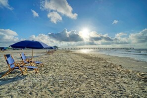 House | 3 bedrooms - Bluetique Hotel by Avantstay Yard Shared Pool (Port Aransas)