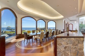 House - Bay House by Avantstay Waterfront Pier Pond (Dameron)