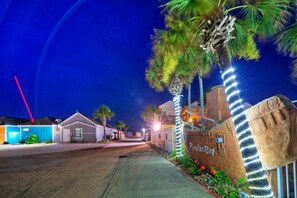 House - Coastal Vibe by Avantstay Sunset at the Pool and Playscape (Port Aransas)