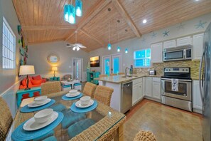 House - Coastal Vibe by Avantstay Sunset at the Pool and Playscape (Port Aransas)