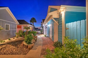House - Coastal Vibe by Avantstay Sunset at the Pool and Playscape (Port Aransas)