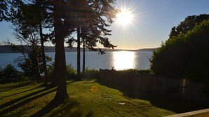 House - Harbor View Haven by Avantstay Private Backyard (Langley)